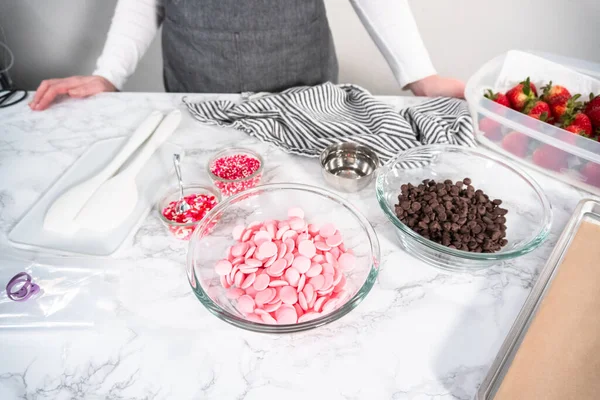 초콜릿을 딸기를 만드는 — 스톡 사진