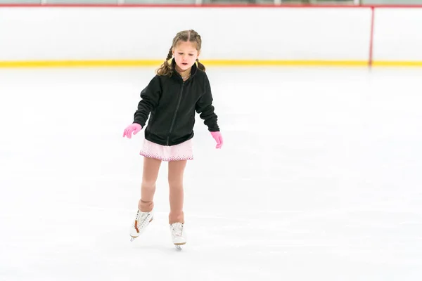 Petite Fille Pratiquant Patinage Artistique Sur Une Patinoire Intérieure — Photo