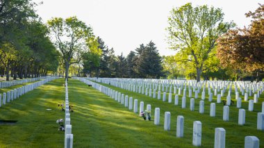Denver, Colorado, ABD-26 Mayıs 2019 - Sonsuz sayıda beyaz mermer mezar taşı