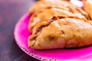 Ev yapımı büyük empanadas ile farklı staffings.