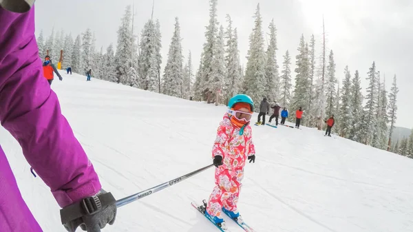 Denver Colorado Aralık 2018 Anne Küçük Kızına Kayak Yapmayı Öğretiyor — Stok fotoğraf