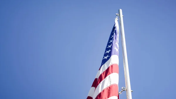 2019年5月26日 コロラド州デンバー フォートローガン国立墓地の青い空に対するアメリカ国旗 — ストック写真