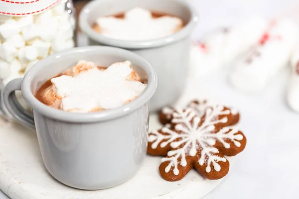 雪のフレークとアメリカのホット チョコレート形マシュマロ トッピング — ストック写真