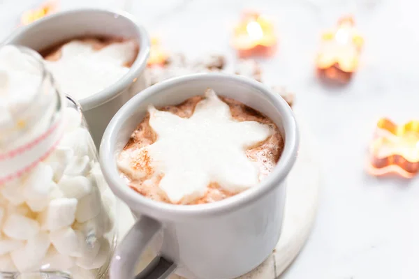 Amerikaanse Warme Chocolademelk Met Sneeuwvlok Vormige Marshmallow Toppings — Stockfoto