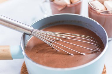 Sıcak çikolata küçük tencerede Amrican yapma.