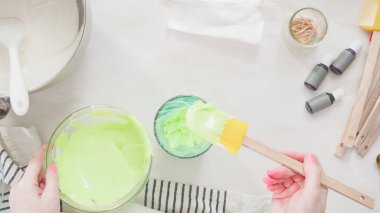 Adım adım. Düz yatıyordu. Paskalya şekeri pişirmek için kraliyet kremasını karıştırıyorum..