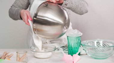 Adım adım. Düz yatıyordu. Paskalya şekeri pişirmek için kraliyet kremasını karıştırıyorum..