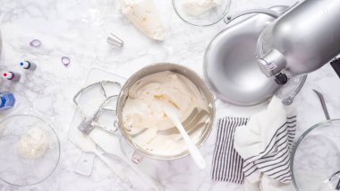 Tereyağlı krema yapmak için mutfak mikserinin malzemelerini karıştırıyorum..