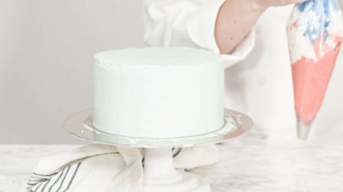 Üç katlı vanilyalı kekin üstüne tereyağlı roket..