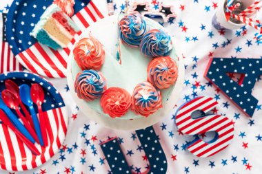 Düz yatıyordu. 4 Temmuz kutlamalarında kek, kurabiye ve sebze tepsisi..