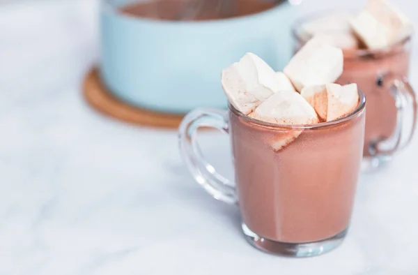 Amerikaanse Warme Chocolademelk Gegarneerd Met Grote Marshmallow Glazen Beker — Stockfoto