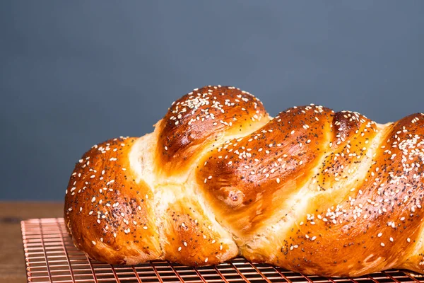 Örgülü challah ekmek susam ve haşhaş tohumu ile yakın çekim.