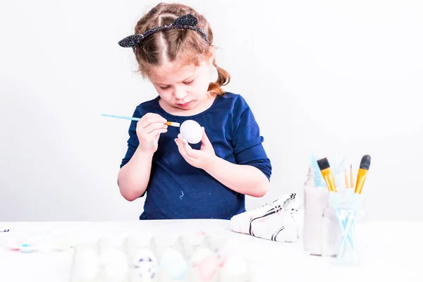 Dívka Malování Řemeslo Velikonoční Vejce Akrilické Barvy — Stock fotografie