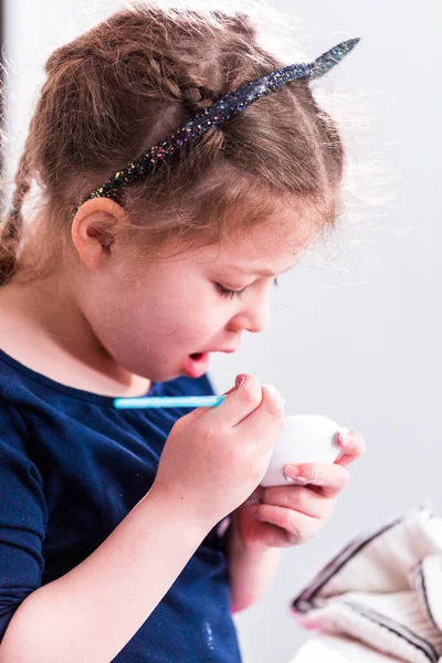 Маленькая Девочка Рисует Пасхальные Яйца Акриловой Краской — стоковое фото