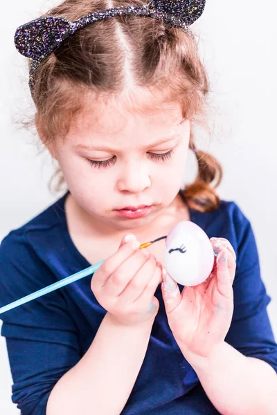 Petite Fille Peignant Des Œufs Pâques Artisanaux Avec Peinture Acrilique — Photo