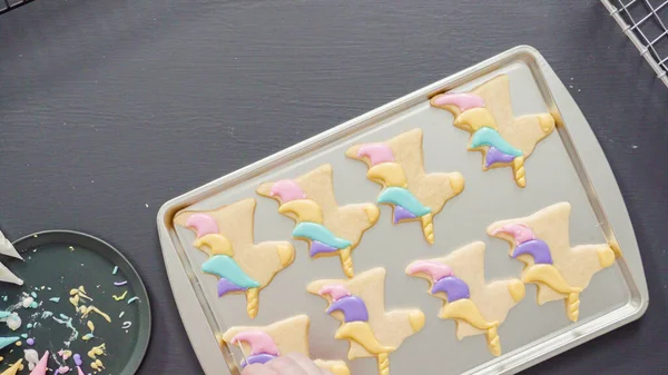 Pose Plate Décorer Les Biscuits Sucre Licorne Avec Glaçage Royal — Photo