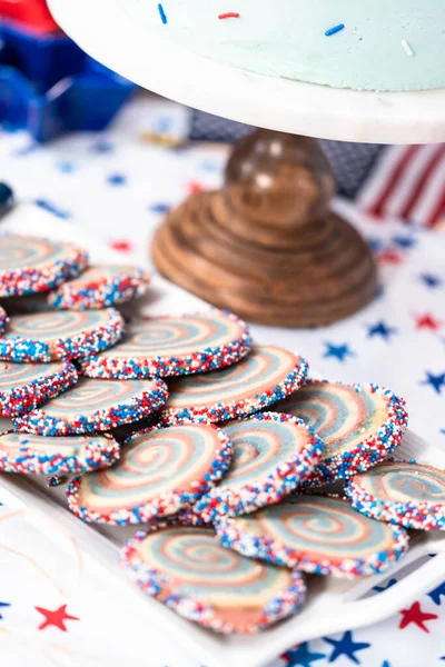 7月4日のお祝いのためにスプリンクルで飾られた赤 青の砂糖クッキー — ストック写真
