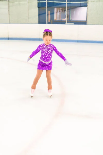 Kleines Mädchen Übt Eiskunstlauf Lila Kleid Mit Kristallen Auf Der — Stockfoto