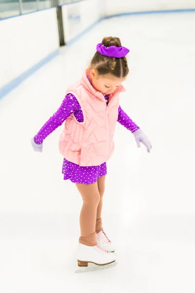 Kleines Mädchen Übt Eiskunstlauf Lila Kleid Mit Kristallen Auf Der — Stockfoto