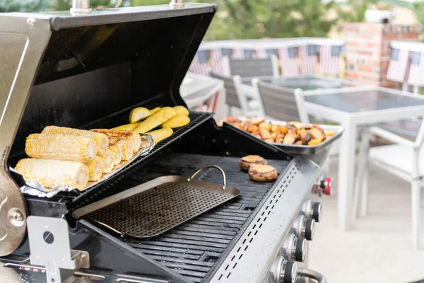 Grilling Fresh Summer Vegetables Outdoor Gas Grill — Stock Photo, Image