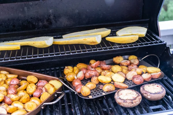 Grillen Kleiner Kartoffeln Mit Knoblauchscheiben Auf Einem Gasgrill Freien — Stockfoto