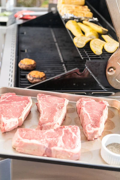 Rohe New Yorker Steaks Auf Dem Tablett Bereit Zum Grillen — Stockfoto