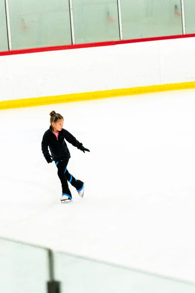 Kleine Eiskunstläuferin Schwarzen Klamotten Übt Der Eissporthalle — Stockfoto