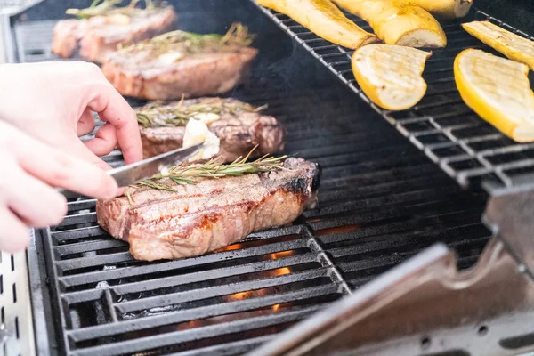 Grillen New York Steak Met Een Plakje Boter Rozemarijn Een — Stockfoto