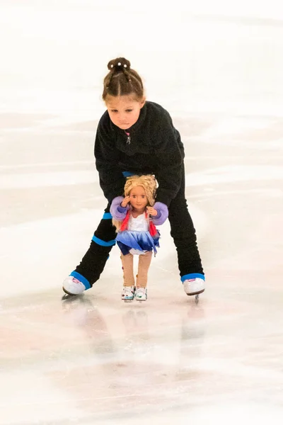 Pequena Patinadora Artística Brincando Com Sua Boneca Arena Gelo Interior — Fotografia de Stock