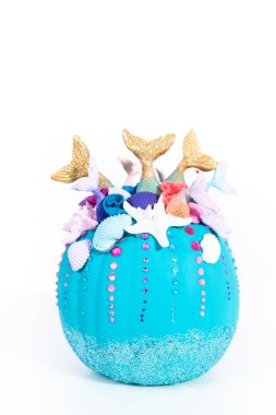 Deniz kızı temalı el yapımı balkabağı Cadılar Bayramı için deniz kızı kuyruğu ve deniz kabuğu..