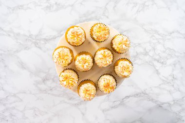 Düz yatıyordu. İtalyan tereyağlı ve pasta standına serpiştirilmiş balkabaklı kek..