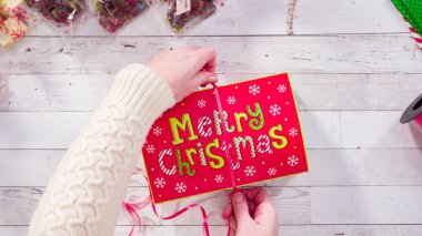 Düz yatıyordu. Adım adım. Ev yapımı şekerleme ve kurabiyeleri Noel hediyesi kutusuna koymak.