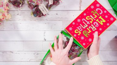 Düz yatıyordu. Adım adım. Ev yapımı şekerleme ve kurabiyeleri Noel hediyesi kutusuna koymak.