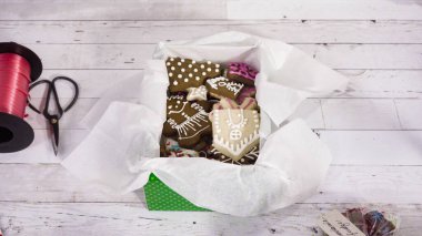 Adım adım. Ev yapımı şekerleme ve kurabiyeleri Noel hediyesi kutusuna koymak.