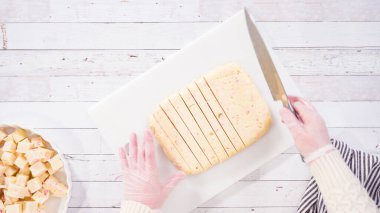 Düz yatıyordu. Adım adım. Beyaz bir kesme tahtasıyla ev yapımı şekerleme kesiyorum..