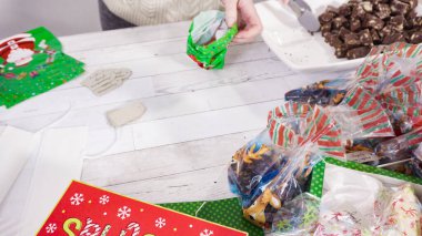 Adım adım. Ev yapımı şekerleme ve kurabiyeleri Noel hediyesi kutusuna koymak.