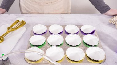 Adım adım. Kek tepsisini folyolu kek bardaklarıyla dolduruyorum..