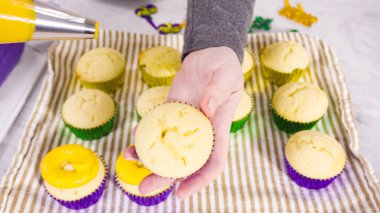 Adım adım. Mardi Gras kutlaması için kremalı İtalyan kremalı vanilyalı kek..