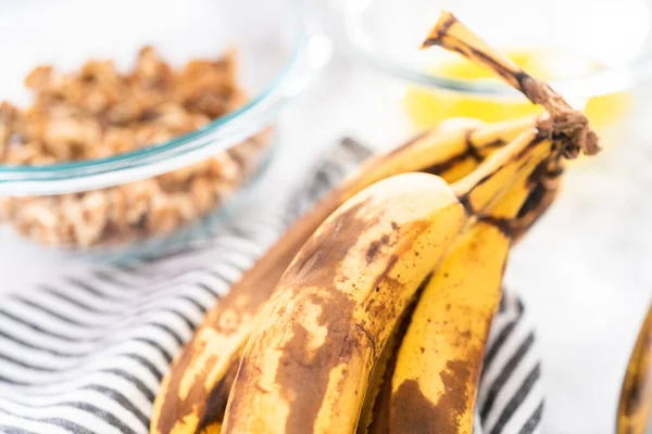 Ξεφλουδίζοντας Και Σπάζοντας Υπερώριμες Μπανάνες Για Φτιάξετε Ψωμί Μπανάνας — Φωτογραφία Αρχείου