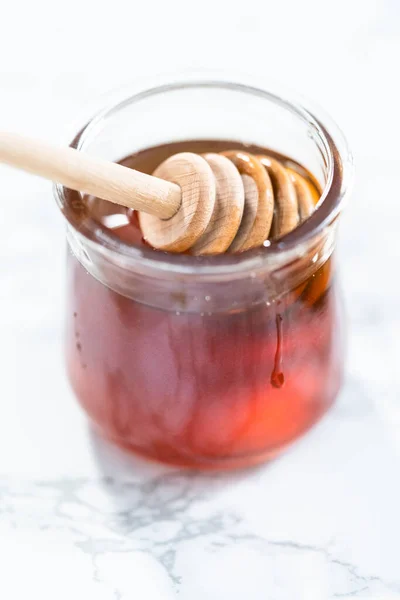 Biohonig Einem Kleinen Glas Mit Einem Hölzernen Honiglöffel — Stockfoto