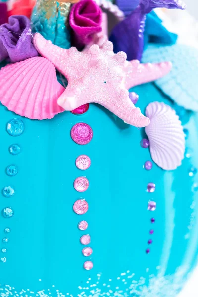 マーメイドのテールとハロウィーンのための貝殻でマーメイドのテーマで飾らクラフトカボチャ — ストック写真