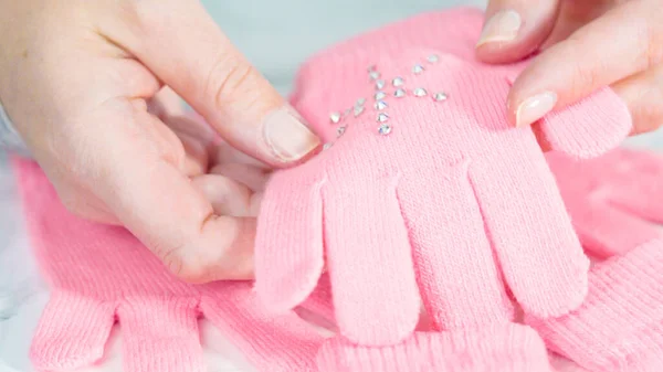 Rhinestone Różowe Rękawiczki Dla Dzieci Kształtami Płatków Śniegu — Zdjęcie stockowe