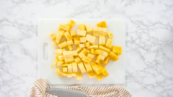 Plat Gelegd Stap Voor Stap Ananas Snijden Een Witte Snijplank — Stockfoto