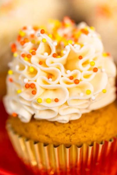 Pompoen Specerij Cupcake Met Italiaanse Boterroom Hagelslag Een Taart Standaard — Stockfoto