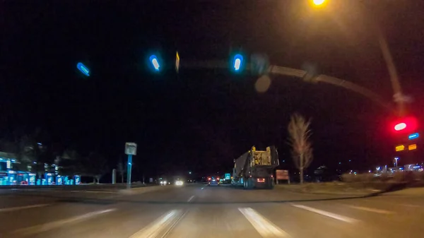 도로에서 운전하는 — 스톡 사진