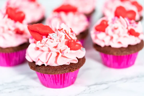 Pastelitos Terciopelo Rojo Con Glaseado Crema Mantequilla Italiana Rosa Decora — Foto de Stock