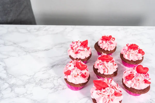 Cupcake Velluto Rosso Con Glassa Burro Rosa Italiano Decora Con — Foto Stock