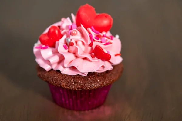 Rote Samt Cupcakes Mit Rosa Italienischem Buttercreme Zuckerguss Und Dekoriert — Stockfoto