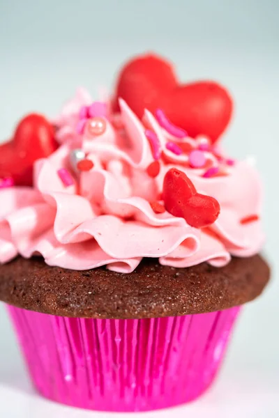 Röd Sammet Muffins Med Rosa Italiensk Smörkräm Glasyr Och Dekorerar — Stockfoto