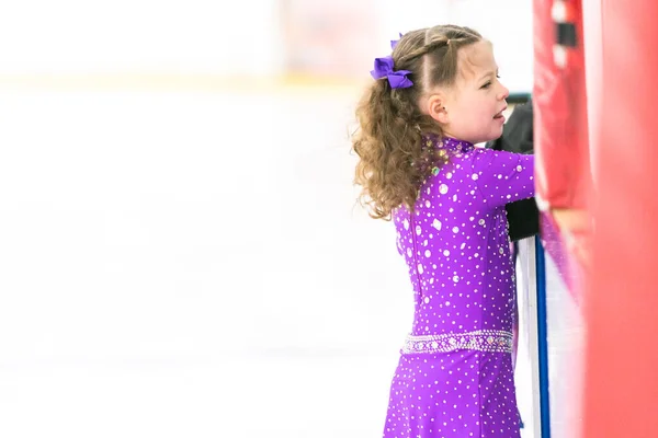 Kleines Mädchen Übt Eiskunstlauf Auf Einer Überdachten Eisbahn — Stockfoto